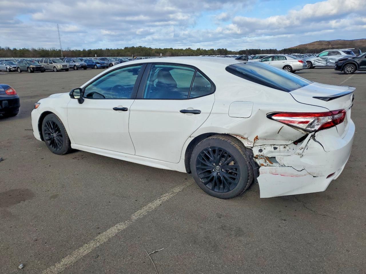 2020 Toyota Camry Se - Фото 2