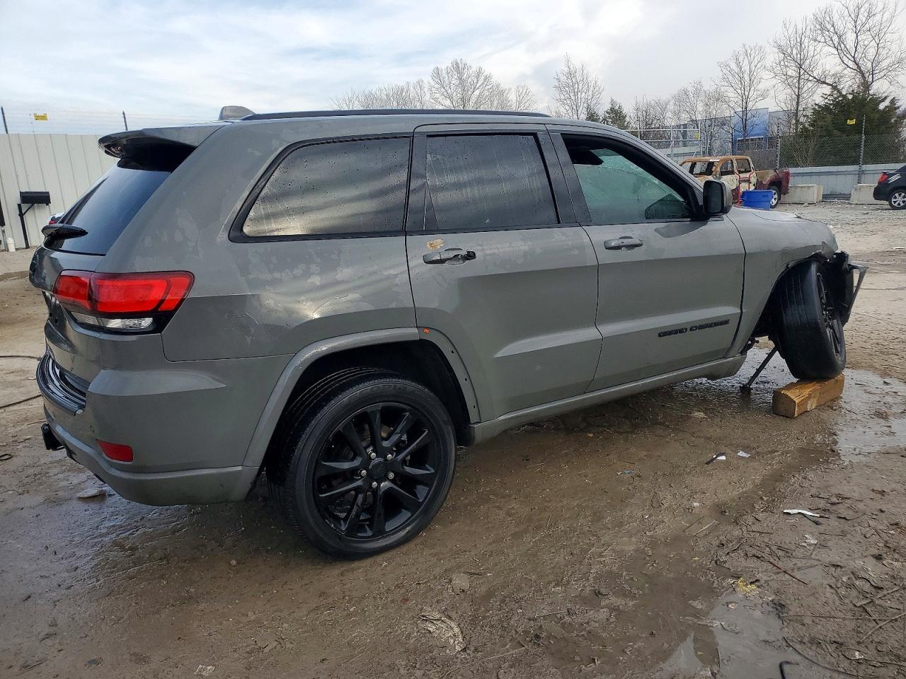 2020 Jeep Grand Cherokee Laredo - Image 3