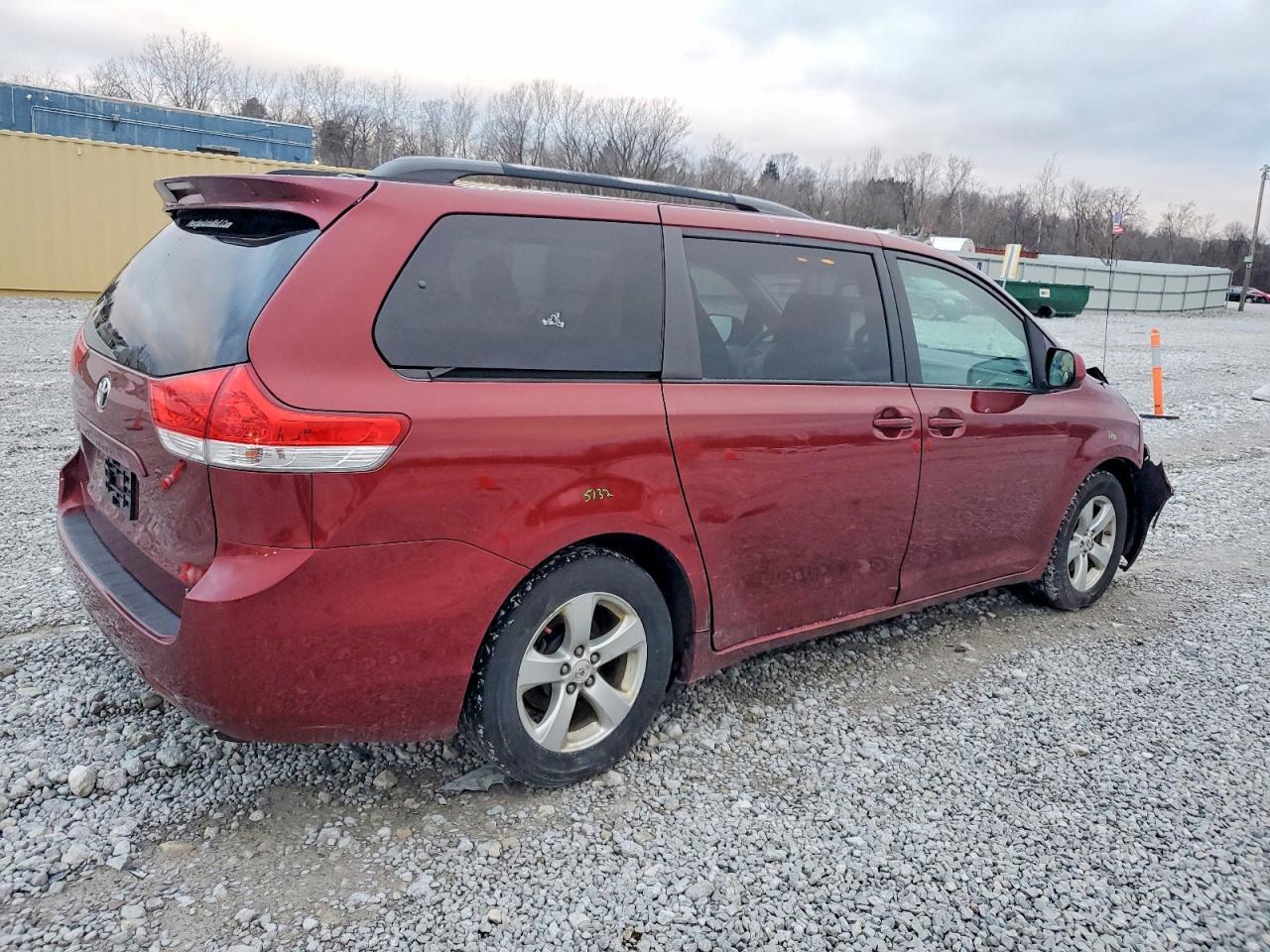 2011 Toyota Sienna Le - Фото 3
