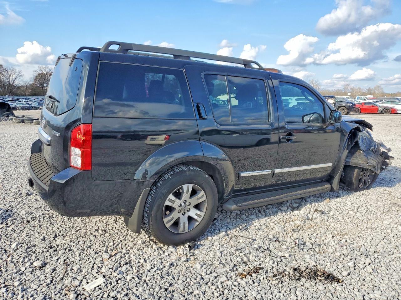 2012 Nissan Pathfinder S - Image 3