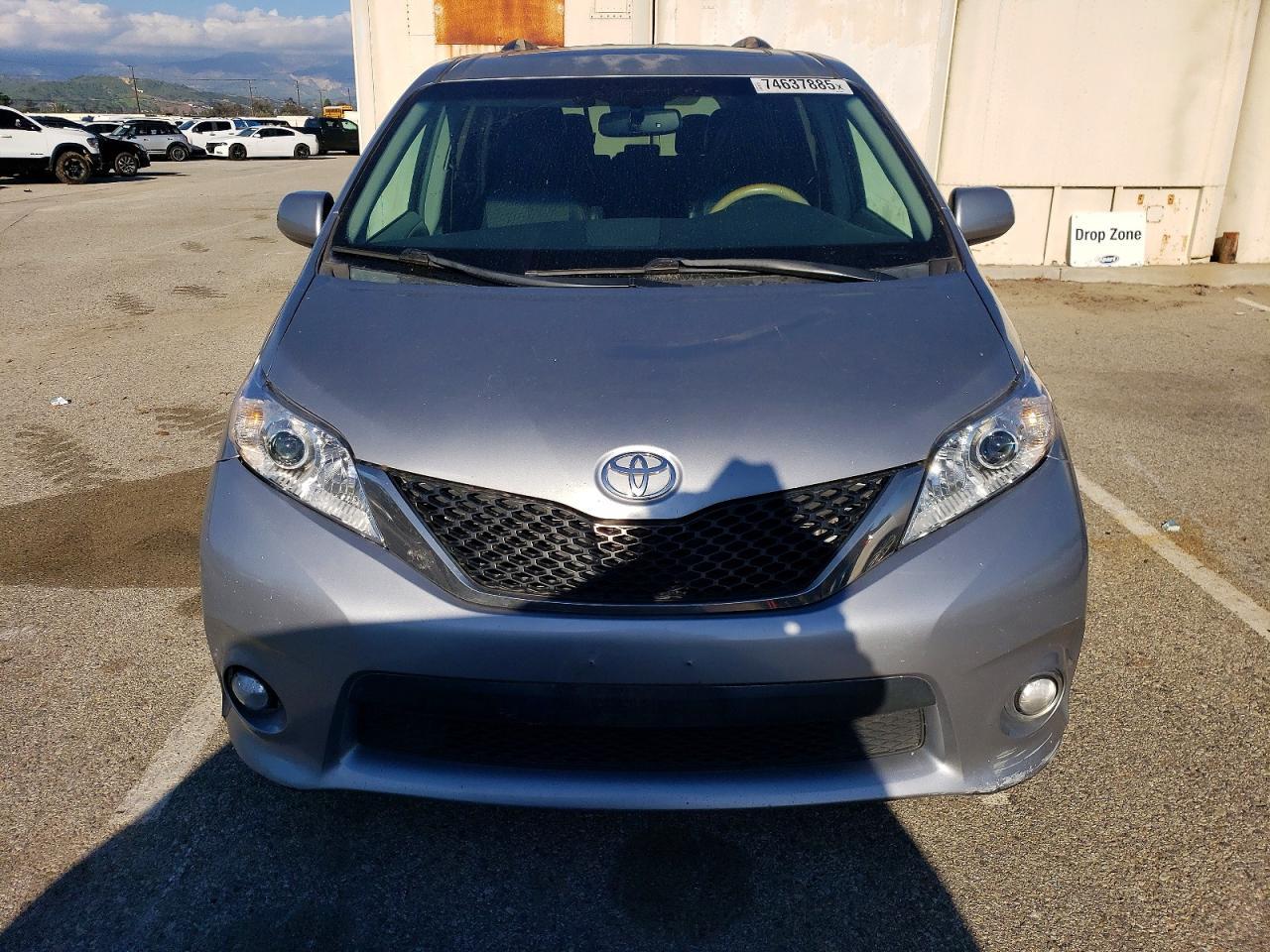 2012 Toyota Sienna Sport - Image 5