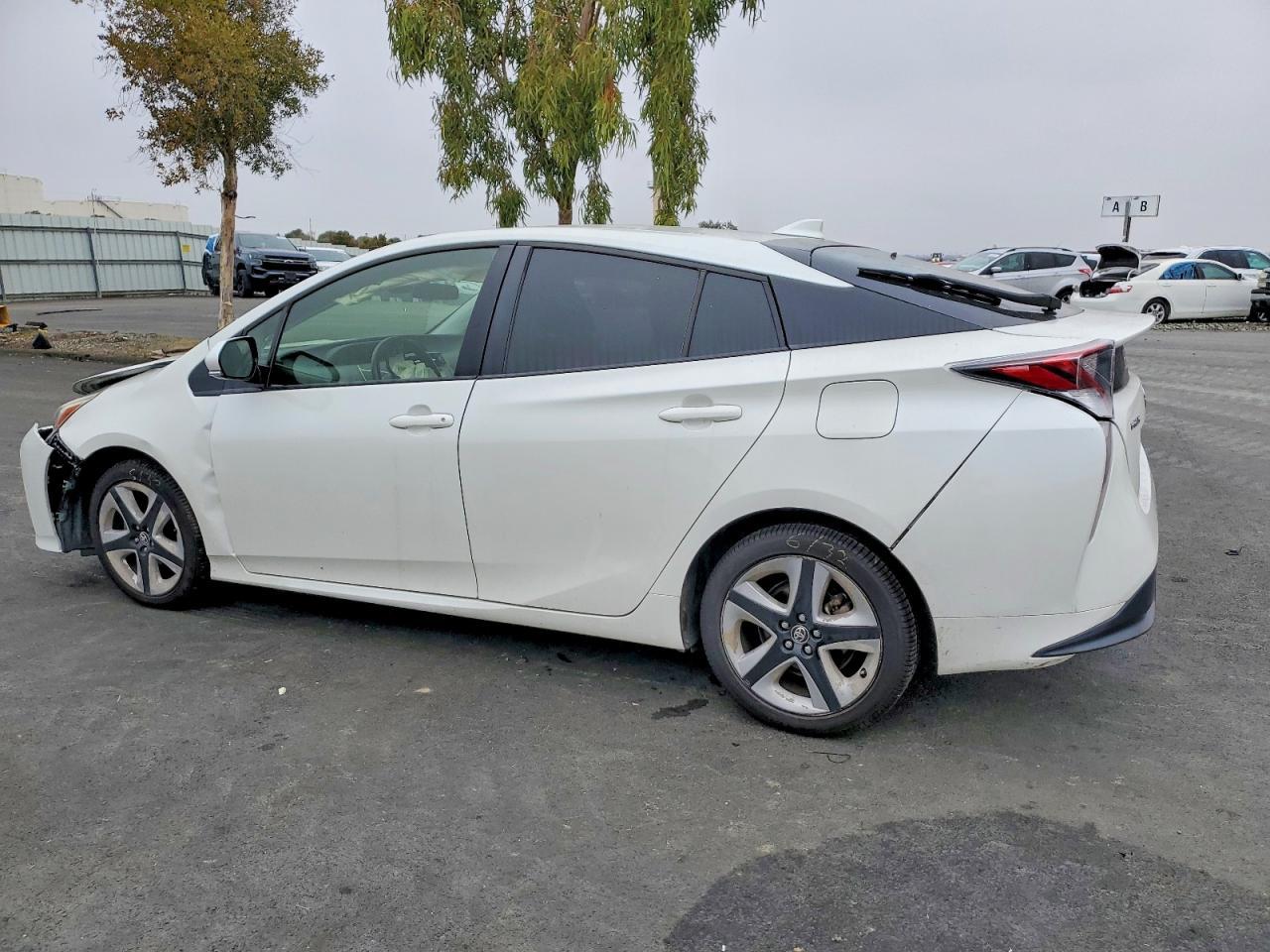 2016 Toyota Prius - Image 2