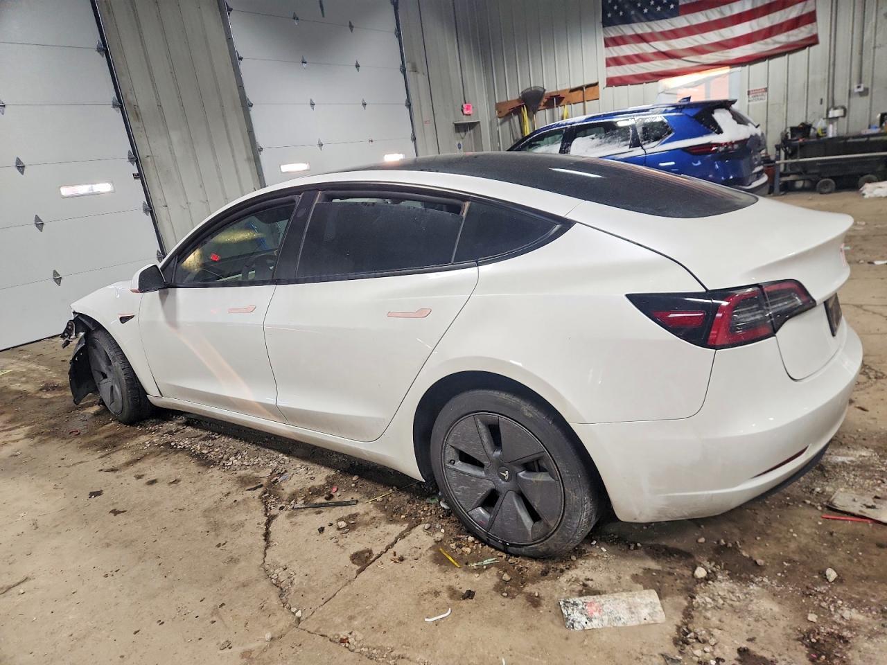 2023 Tesla Model 3 - Фото 2