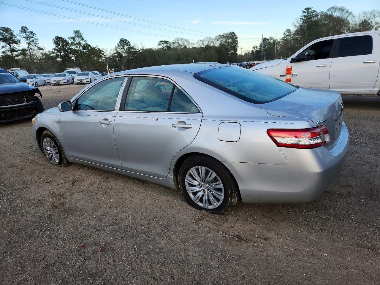 2011 Toyota Camry Base - Фото 2