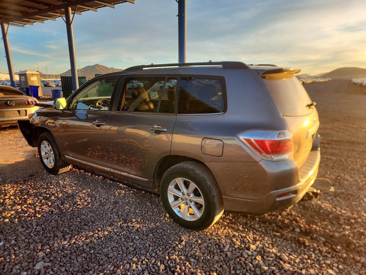 2013 Toyota Highlander Hybrid - Image 2