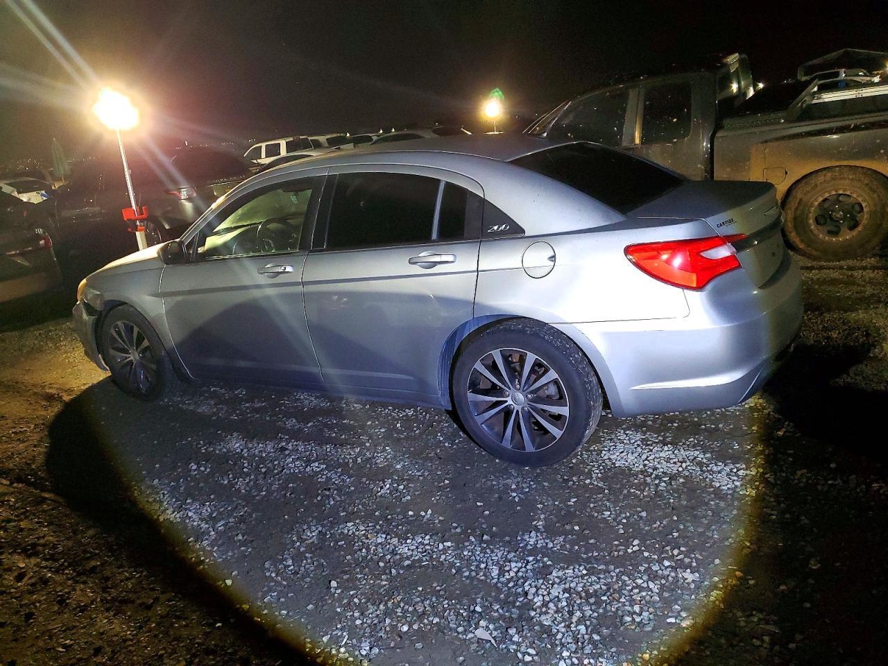 2013 Chrysler 200 Touring - Фото 2