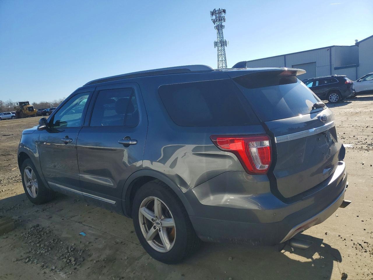 2017 Ford Explorer Xlt - Image 2