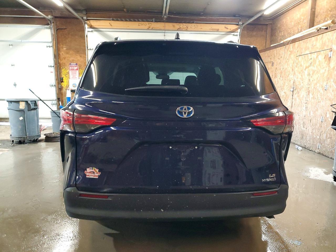 2022 Toyota Sienna Le - Image 6