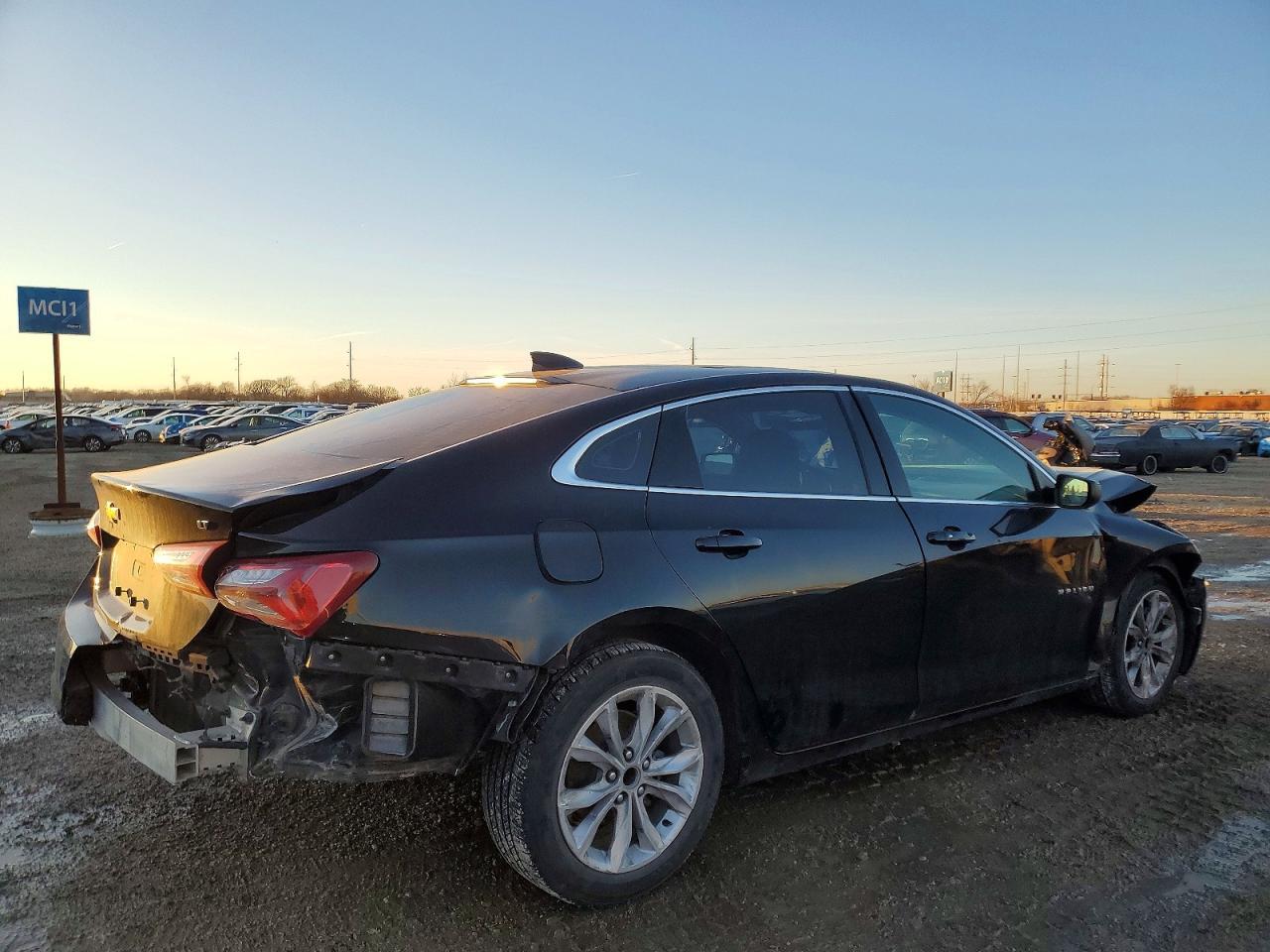 2020 Chev Malibu - Фото 3