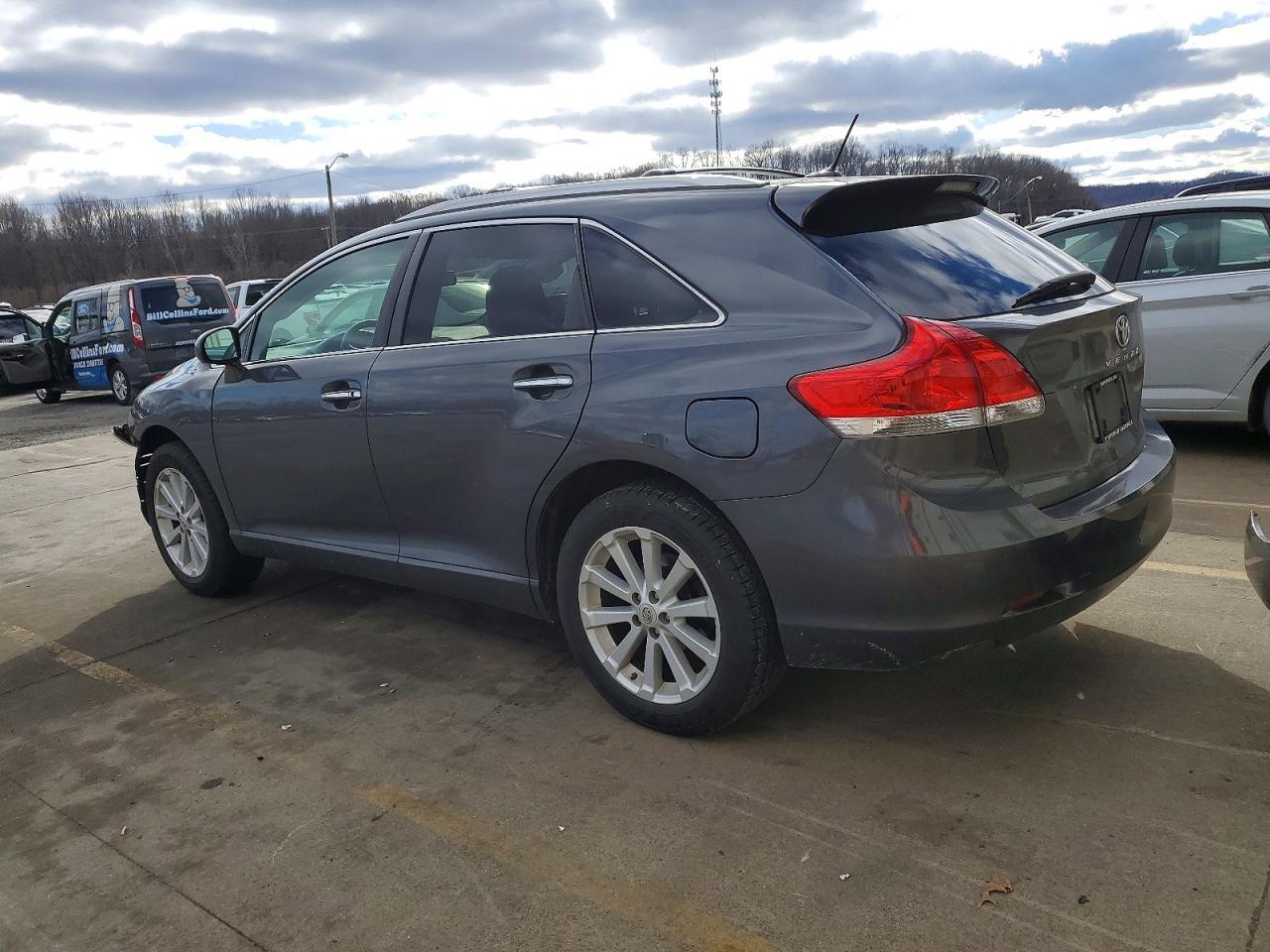 2010 Toyota Venza - Image 2