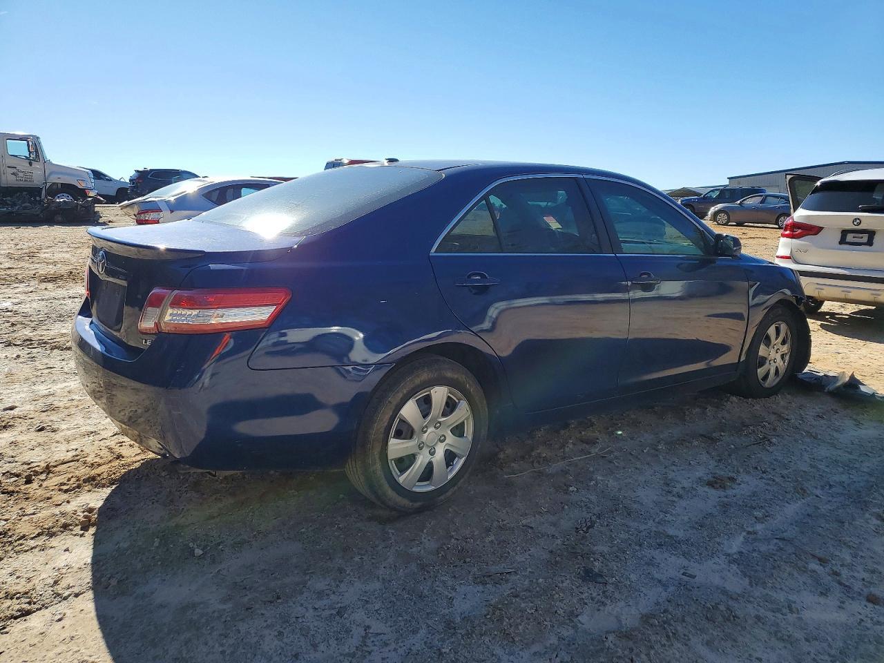 2011 Toyota Camry Le - Фото 3