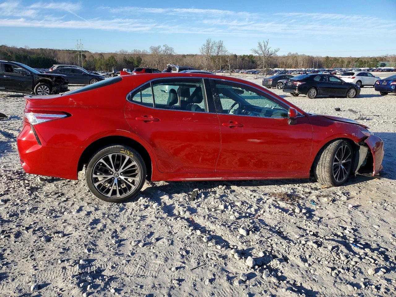2020 Toyota Camry Se - Фото 3