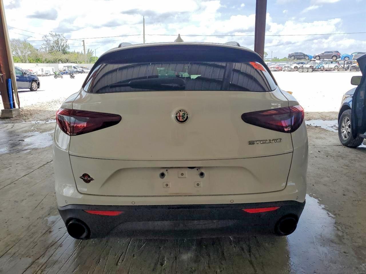 2022 Alfa Romeo Stelvio - Image 6