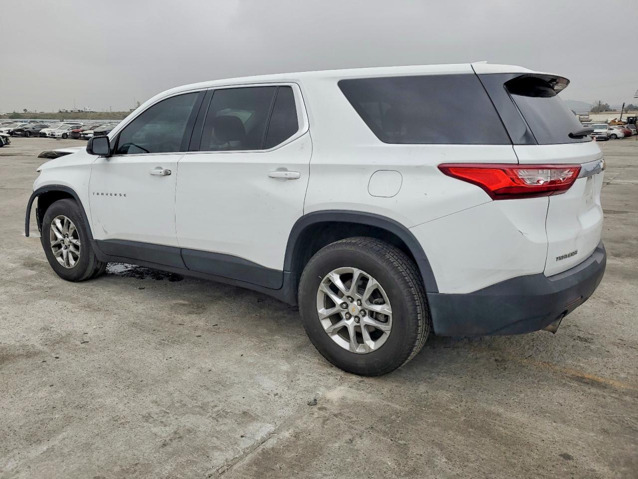 2018 Chevrolet Traverse Ls - Фото 2