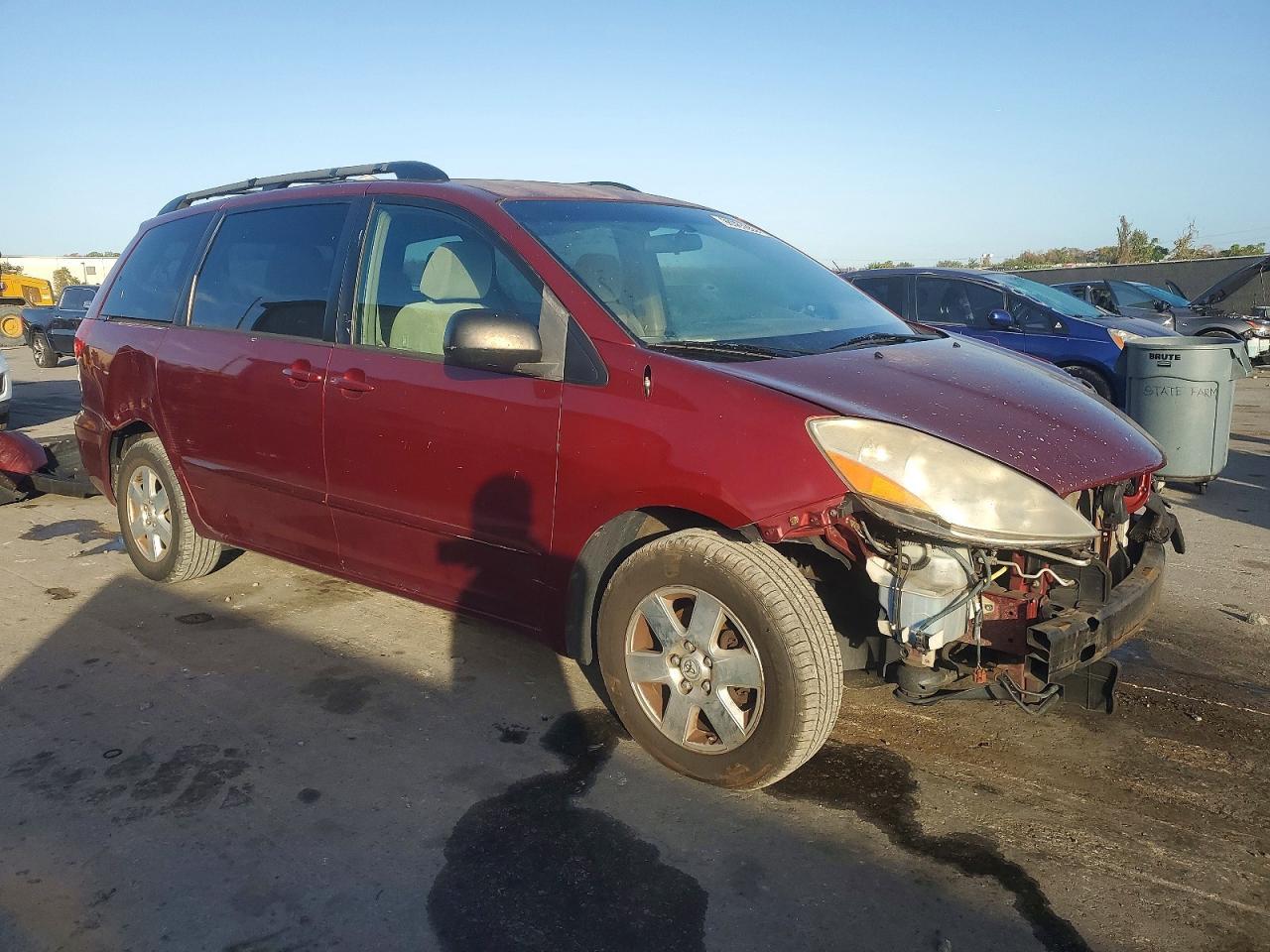 2010 Toyota Sienna Le 8-Passenger - Фото 4