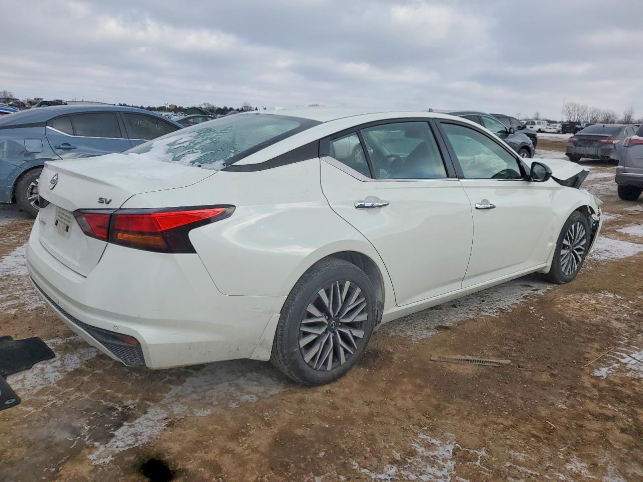 2024 Niss Altima - Image 3