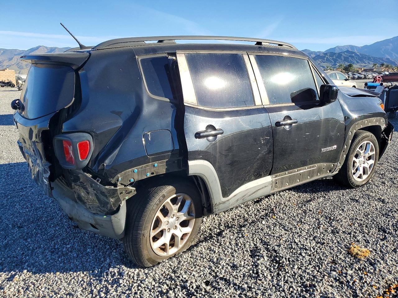 2016 Jeep Renegade Latitude - Image 3