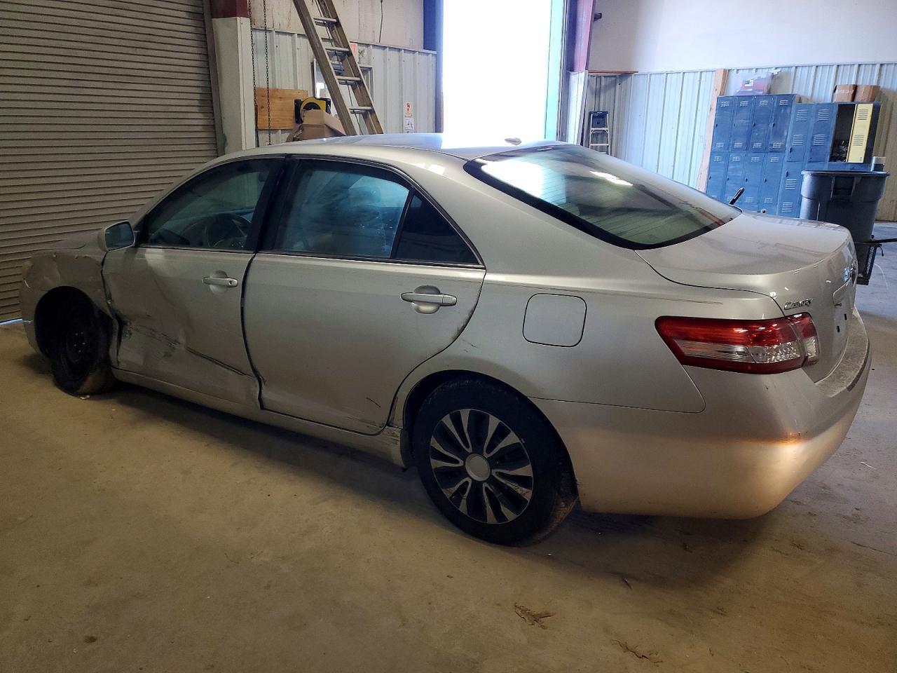 2010 Toyota Camry Base - Фото 2