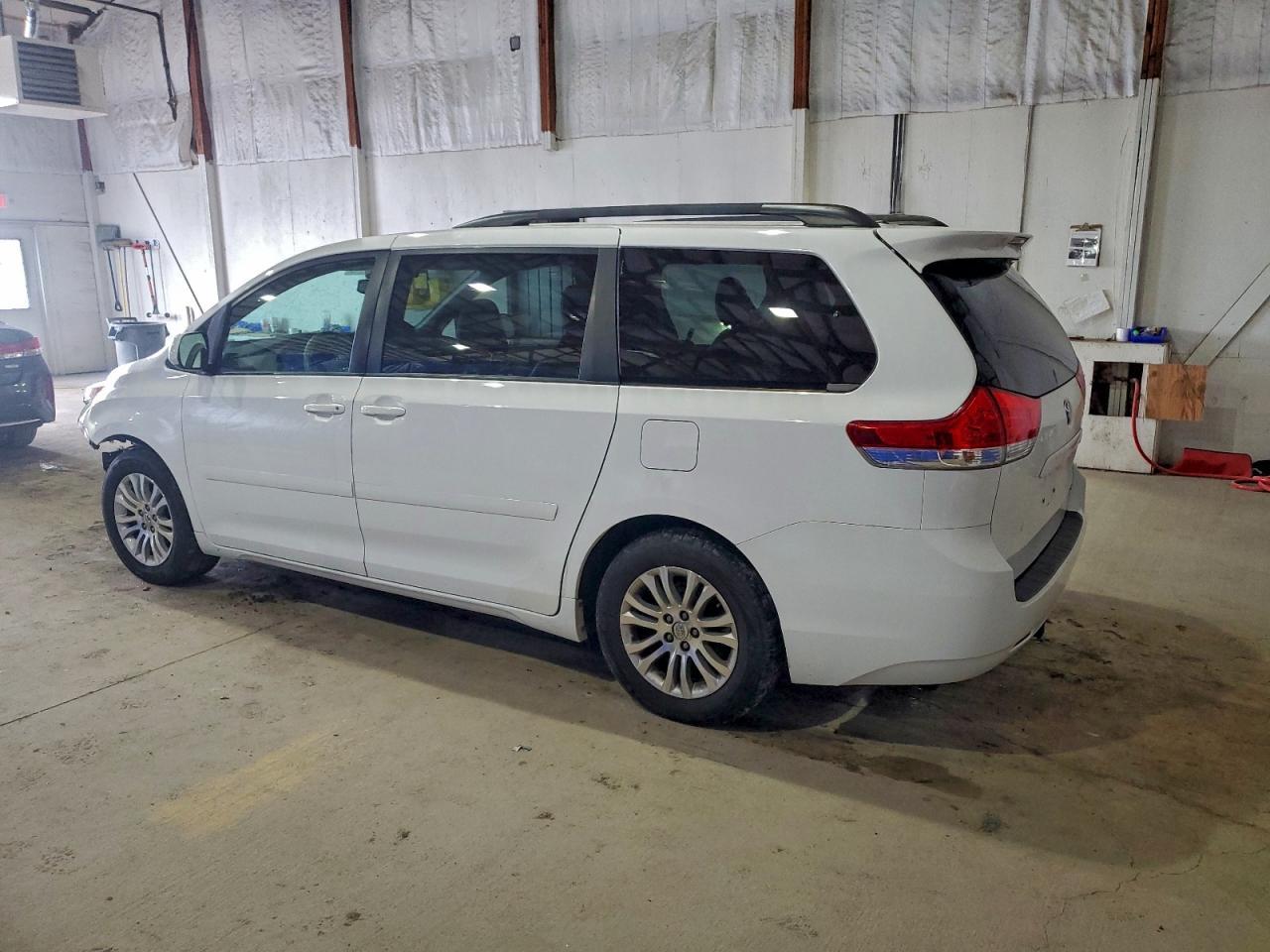 2014 Toyota Sienna Xle - Image 2