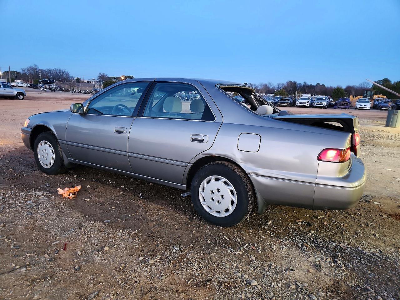 1998 Toyota Camry Le - Фото 2