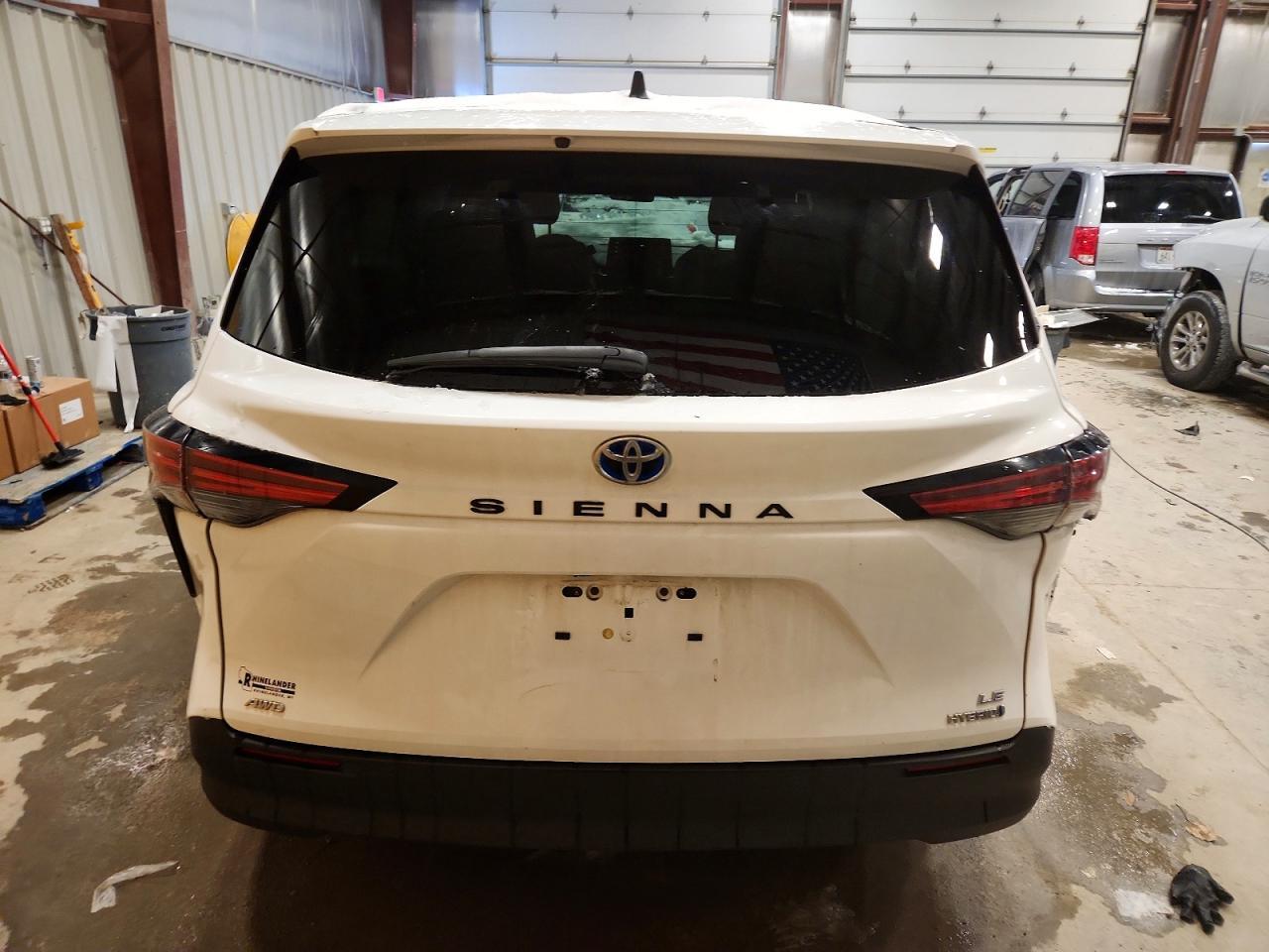 2021 Toyota Sienna Le - Image 6