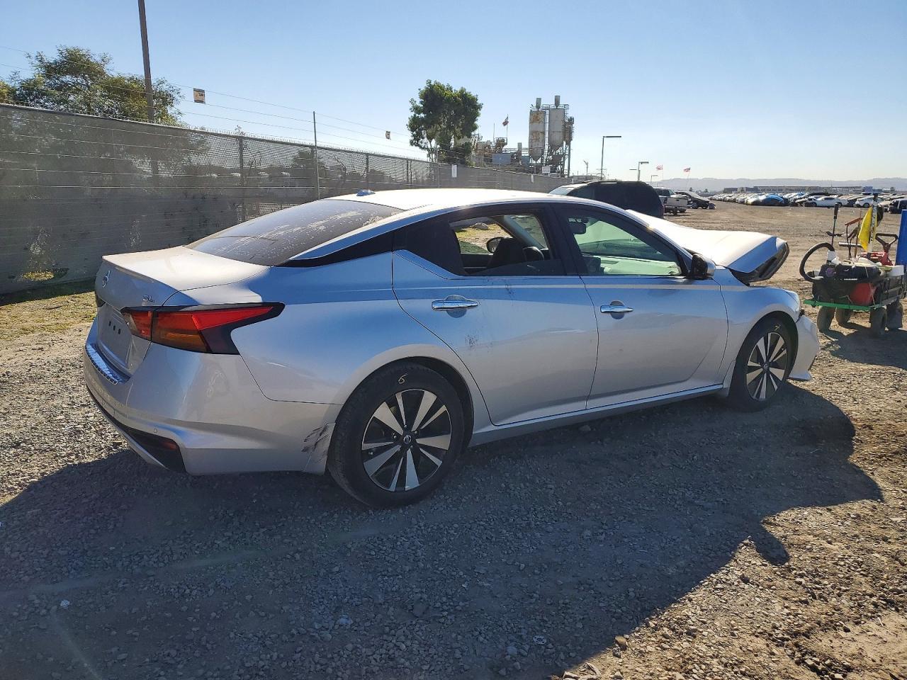2020 Niss Altima - Image 3