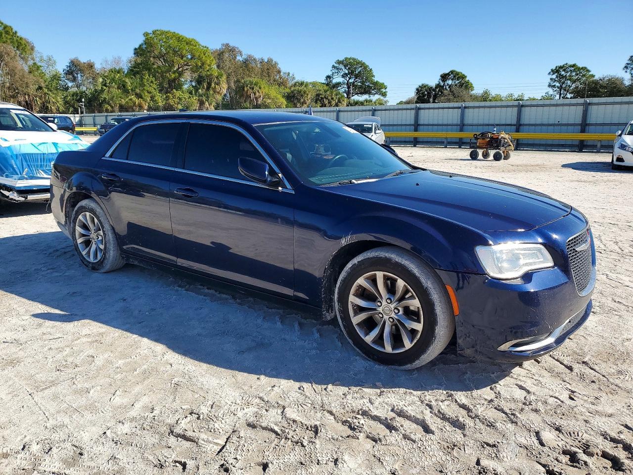 2015 Chrysler 300 Limited - Фото 4