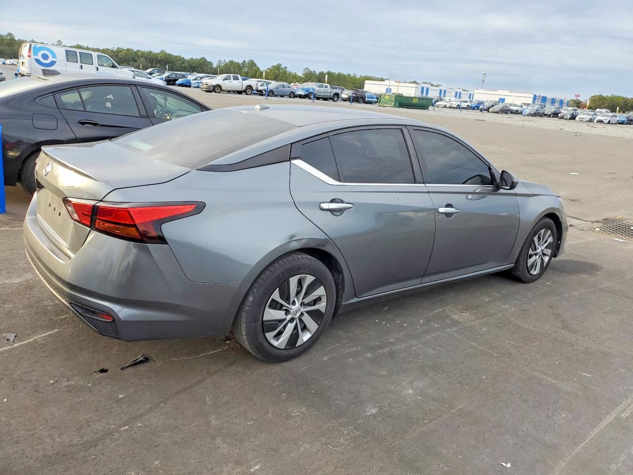 2020 Nissan Altima S - Фото 3