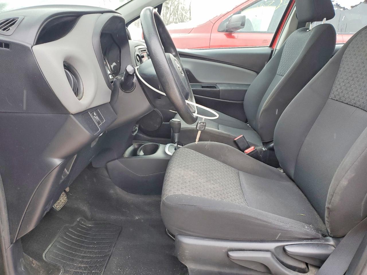 2017 Toyota Yaris 5-Door L - Фото 7