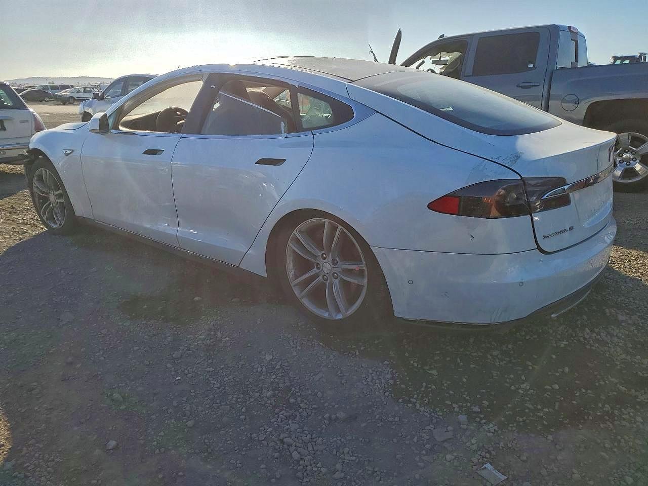 2014 Tesla Model S - Image 2