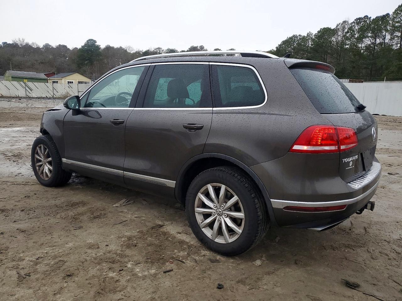 2017 Volkswagen Touareg Sport - Image 2