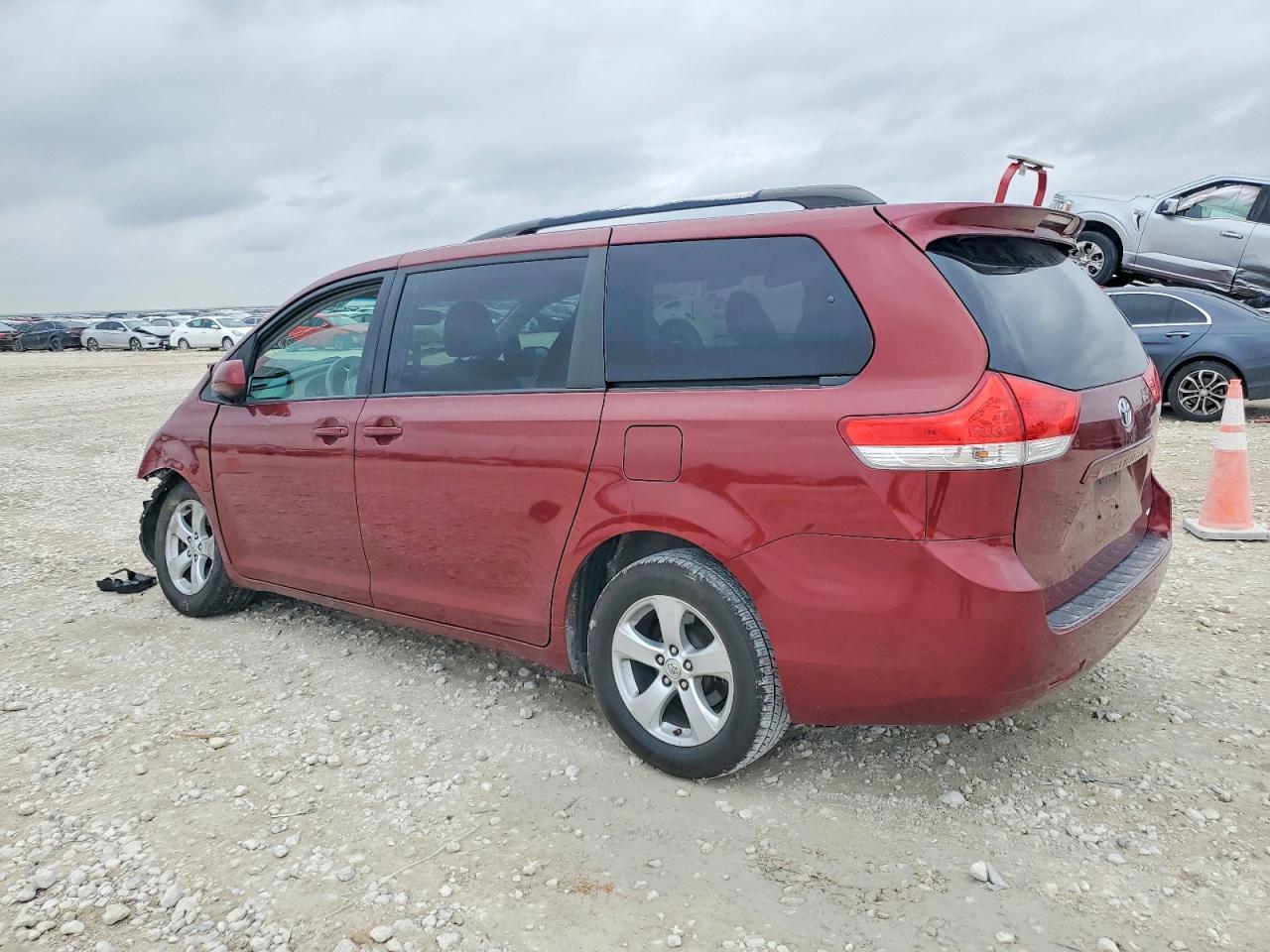 2013 Toyota Sienna Le - Image 2