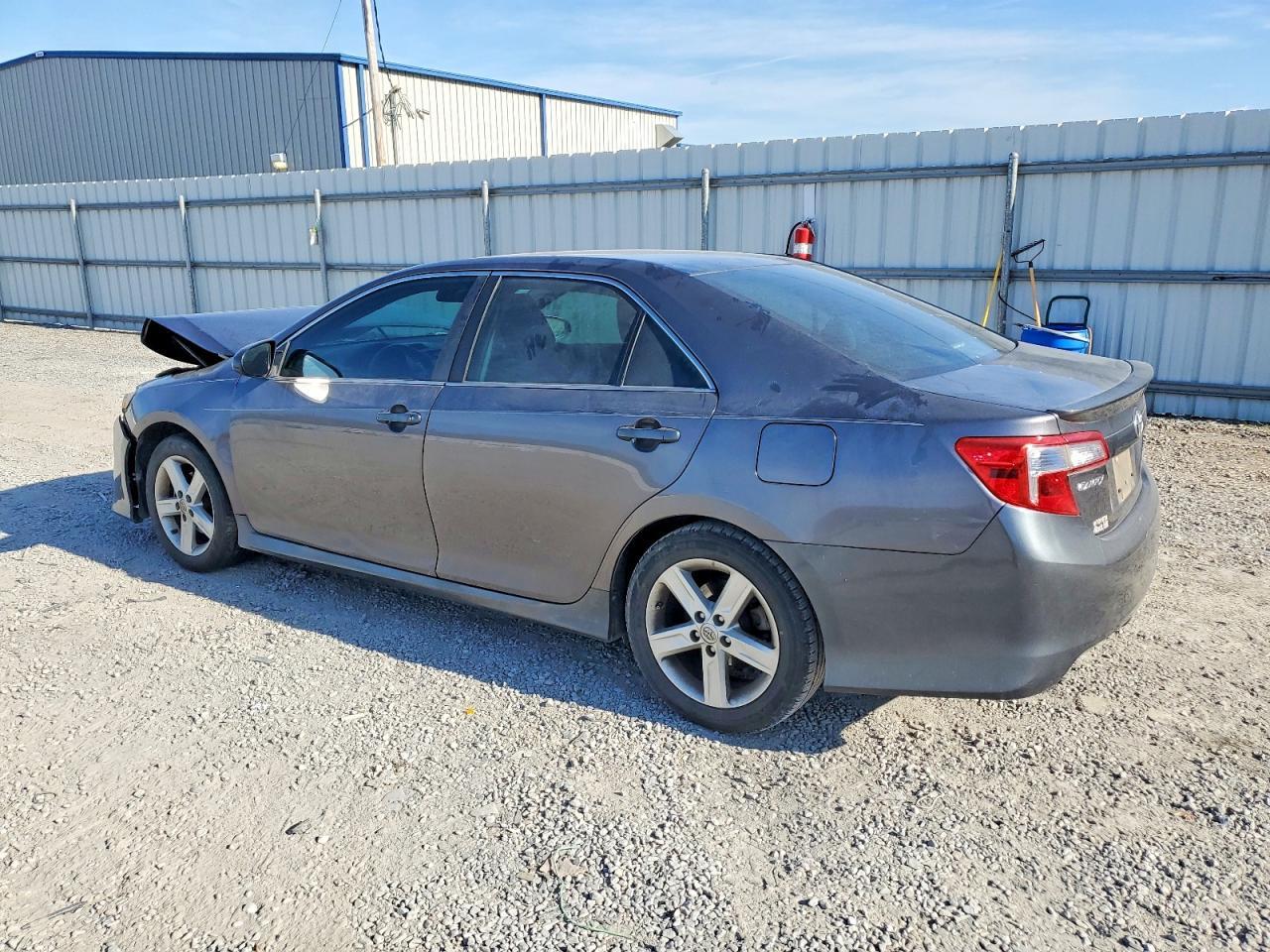 2014 Toyota Camry L - Фото 2