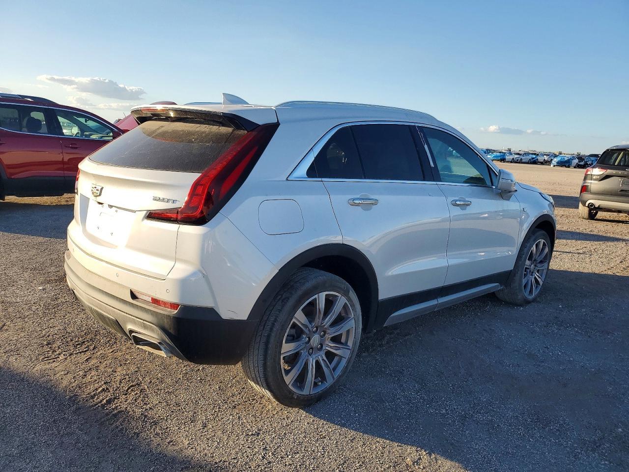 2019 Cadillac Xt4 Premium Luxury - Image 3