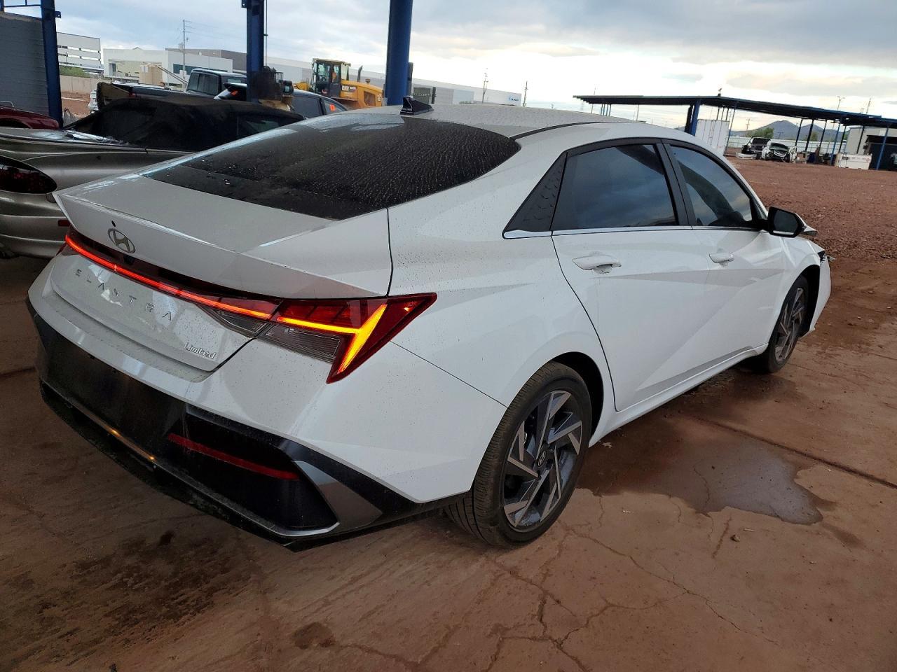 2025 Hyundai Elantra Limited - Фото 3