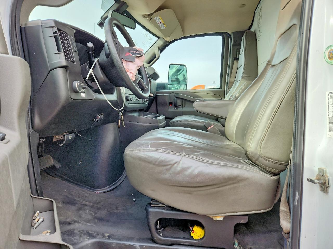 2022 GMC Savana Box Truck - Фото 7