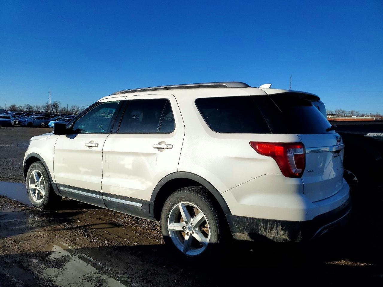 2017 Ford Explorer Xlt - Image 2
