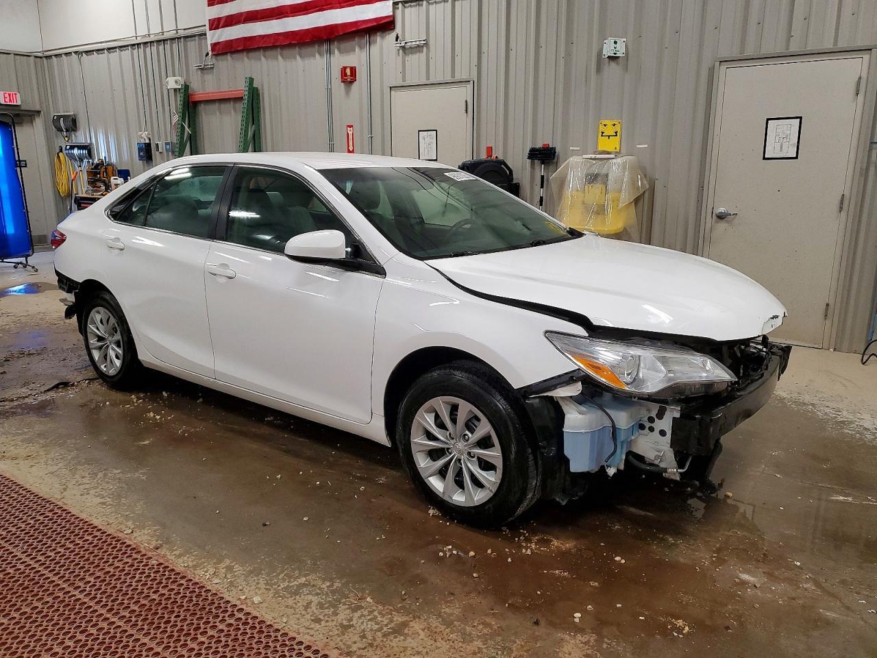 2017 Toyota Camry Le - Фото 4