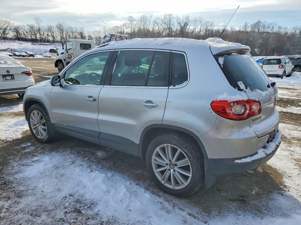 2011 Volkswagen Tiguan S - Фото 2