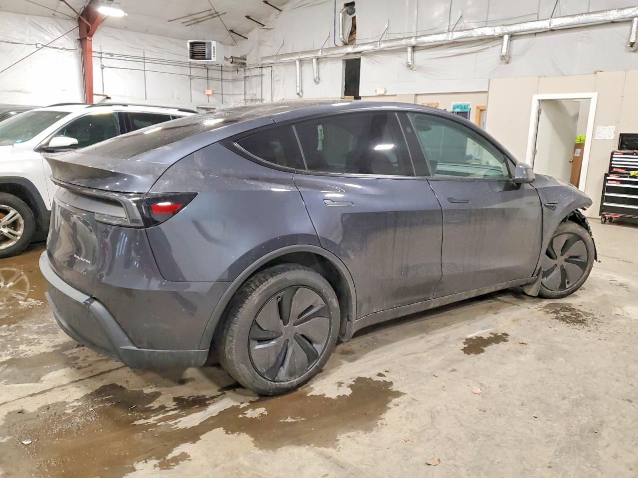 2026 Tesla Model Y - Фото 3