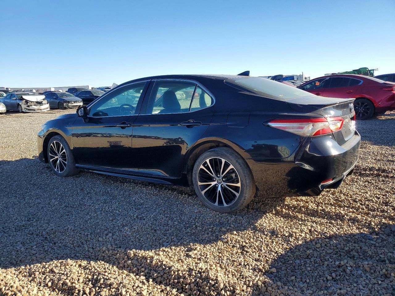 2020 Toyota Camry Se - Фото 2