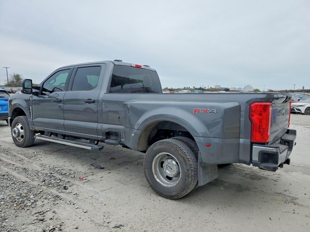 2025 Ford F350 Super Duty - Фото 2