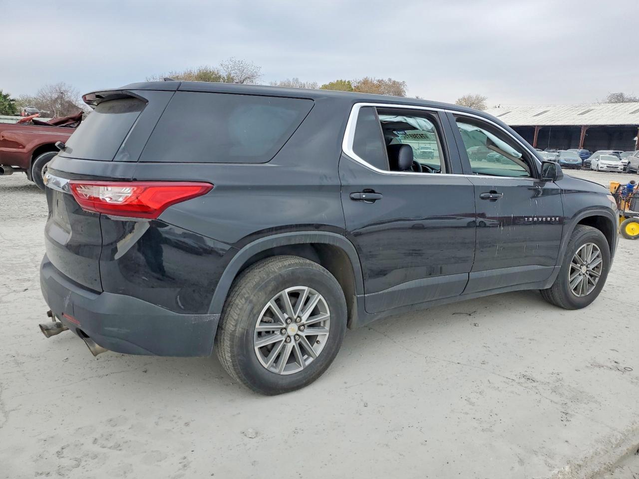 2021 Chevrolet Traverse Ls - Image 3
