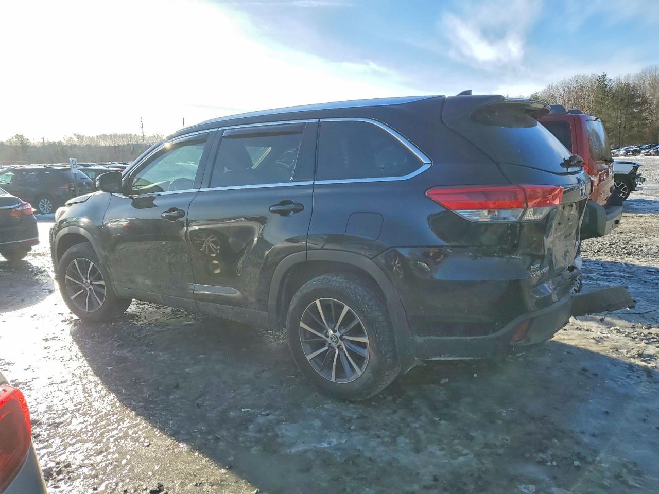 2019 Toyota Highlander Se - Image 2