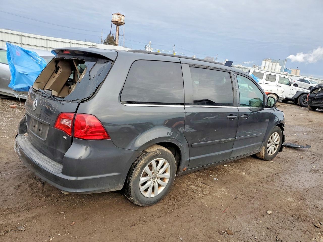 2012 Volkswagen Routan Se - Image 3
