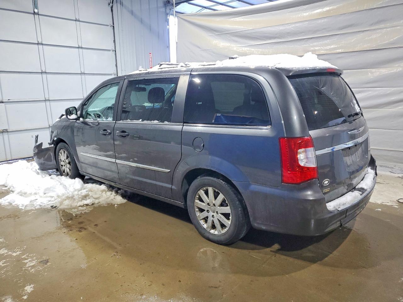 2016 Chrysler Town & Country Touring - Фото 2