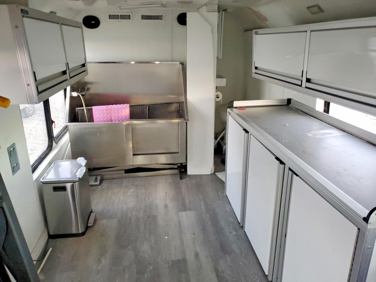 2009 Ford E450 Recreational Vehicle - Image 6