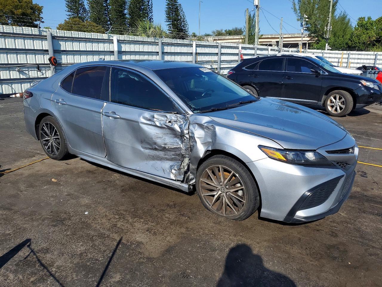 2022 Toyota Camry Se - Фото 4