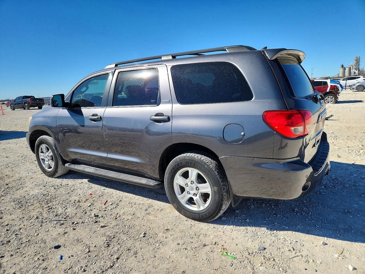 2016 Toyota Sequoia Sr5 - Фото 2