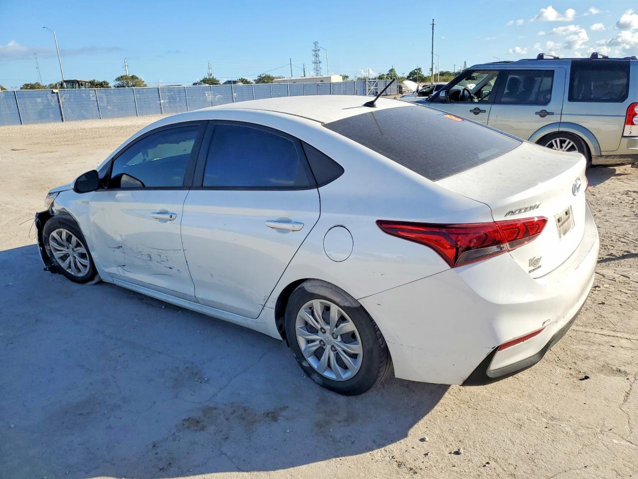 2022 Hyundai Accent Se - Image 2